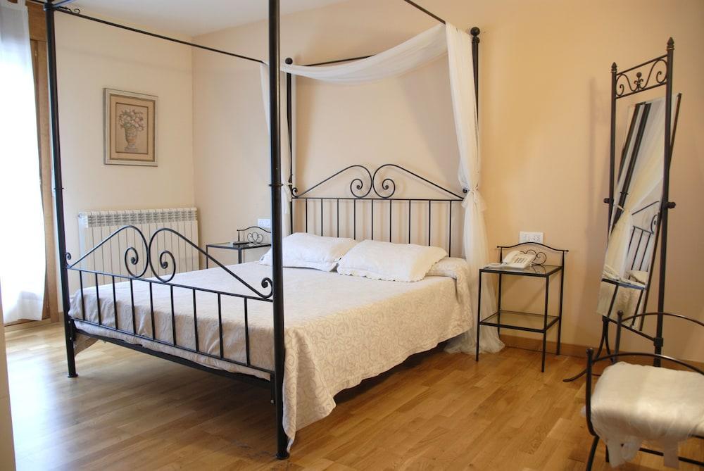 Hotel Els Encantats Еспот Екстериор снимка