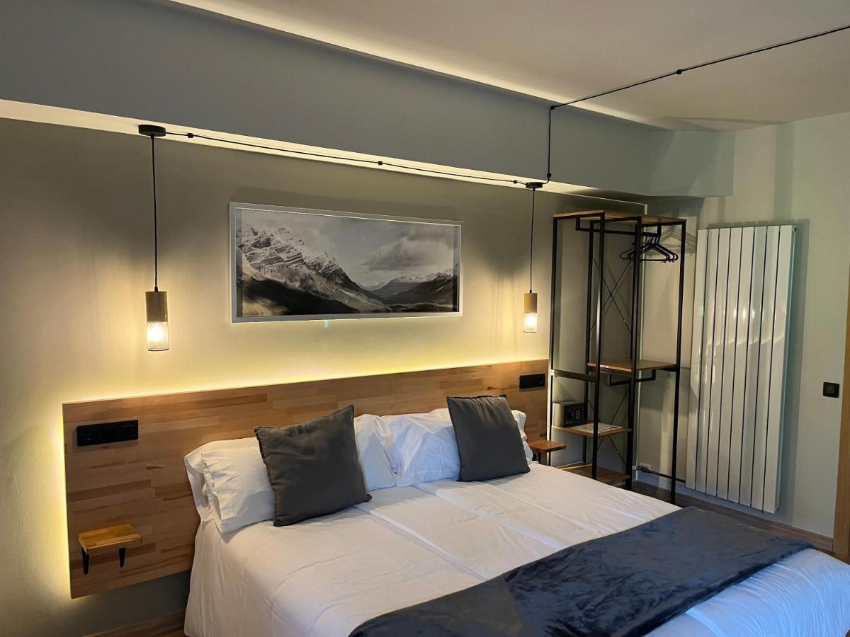 Hotel Els Encantats Еспот Екстериор снимка
